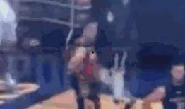 小伙爆料踩狗屎视频,小伙直播踩狗屎事件引发网友热议