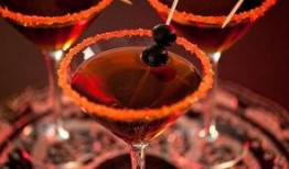 万圣节爆料调酒视频播放,跟随视频学习万圣节特色饮品制作